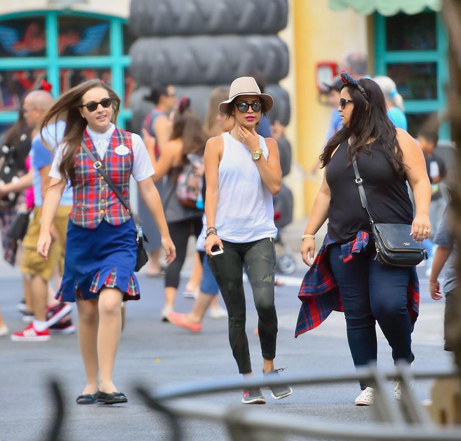 Kaitlyn bristowe disneyland 03