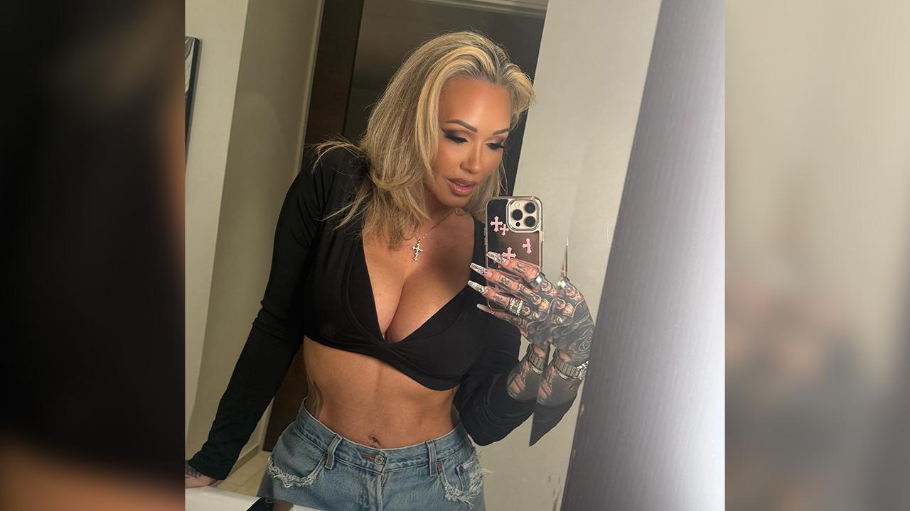 Image of Bunnie Xo posted the mirror selfies to her Instagram on October 27.
