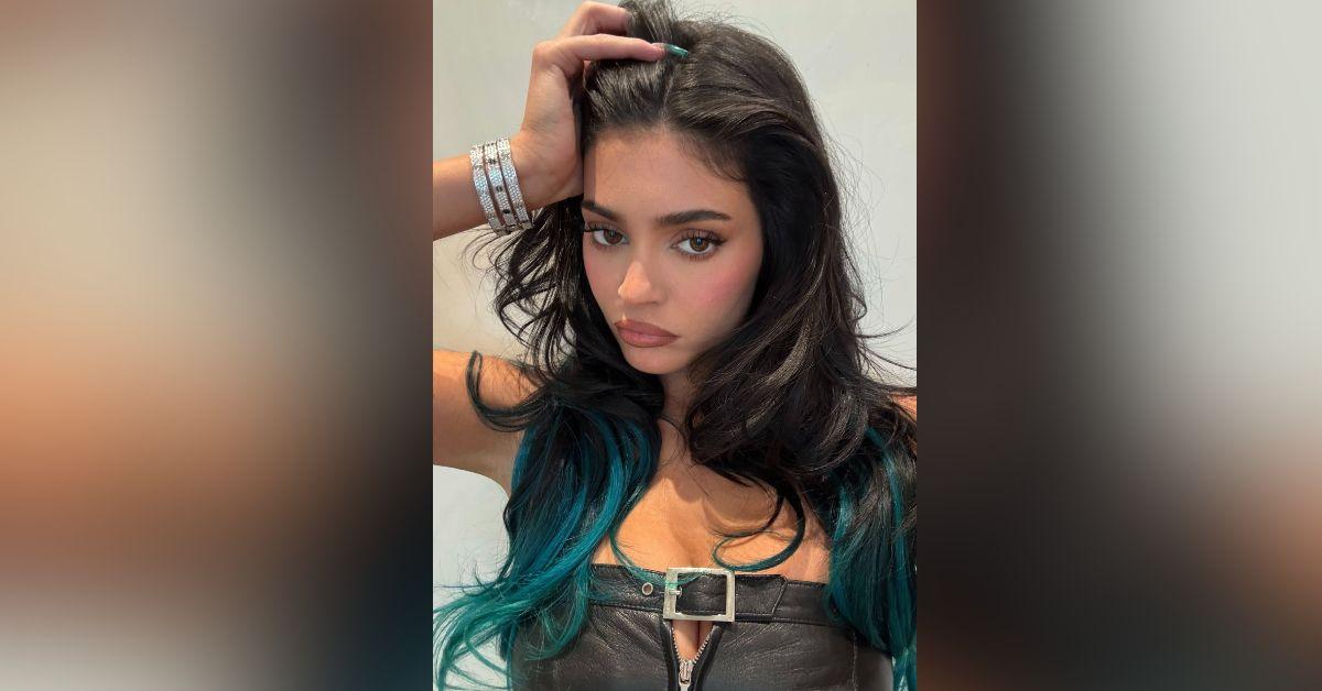 Image of Kylie Jenner dyed part of her hair blue.