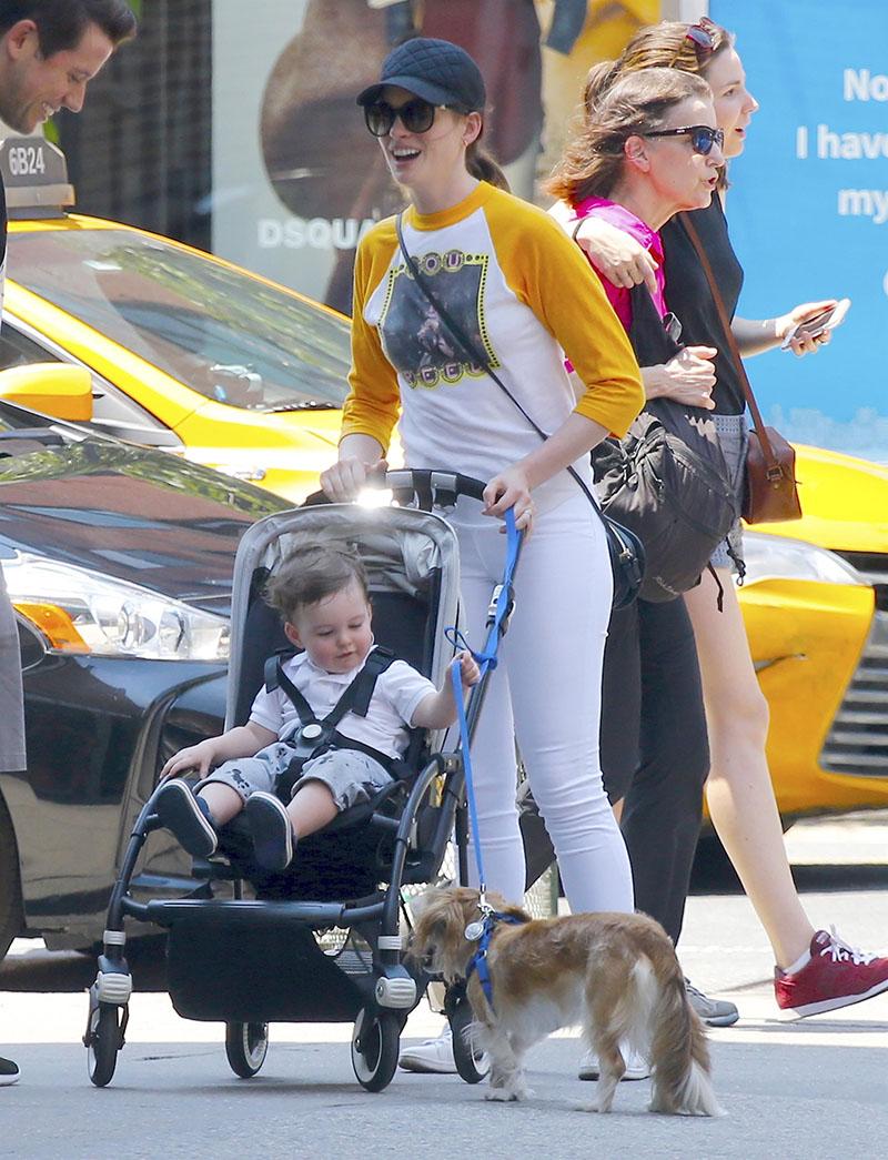 Anne Hathaway and little Jonathan enjoy the sun in the Big City