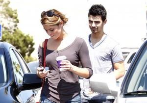 2010__08__Ashley_Greene_Aug10_36 copy 300×210.jpg