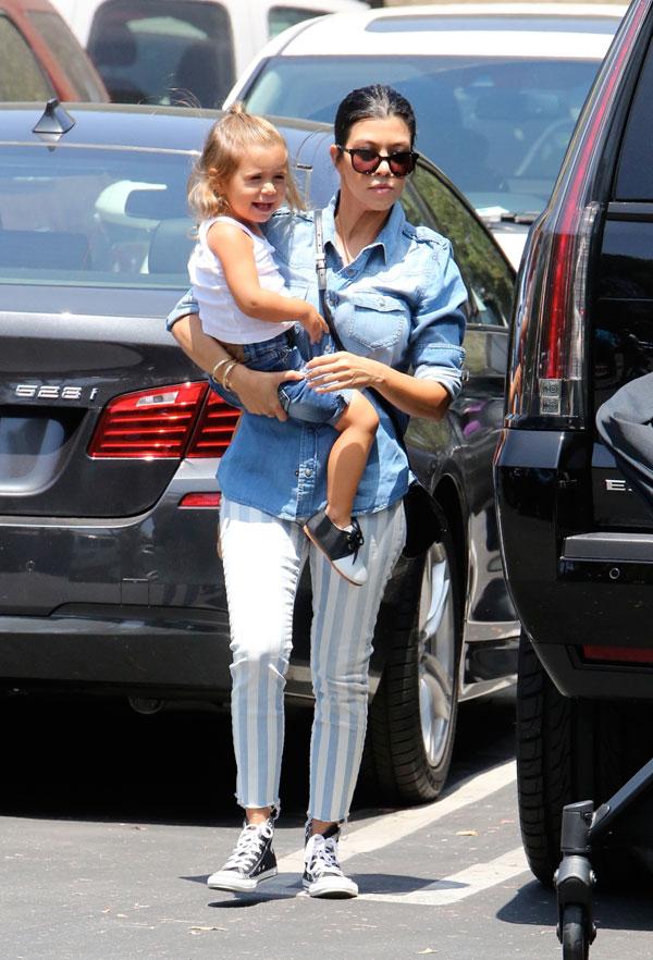 Kourtney kardashian kids outing3