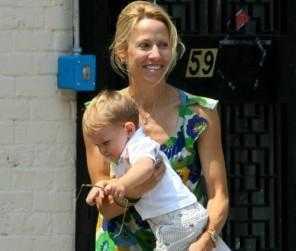 2010__06__Sheryl_Crow_June4newsnea 296×300.jpg