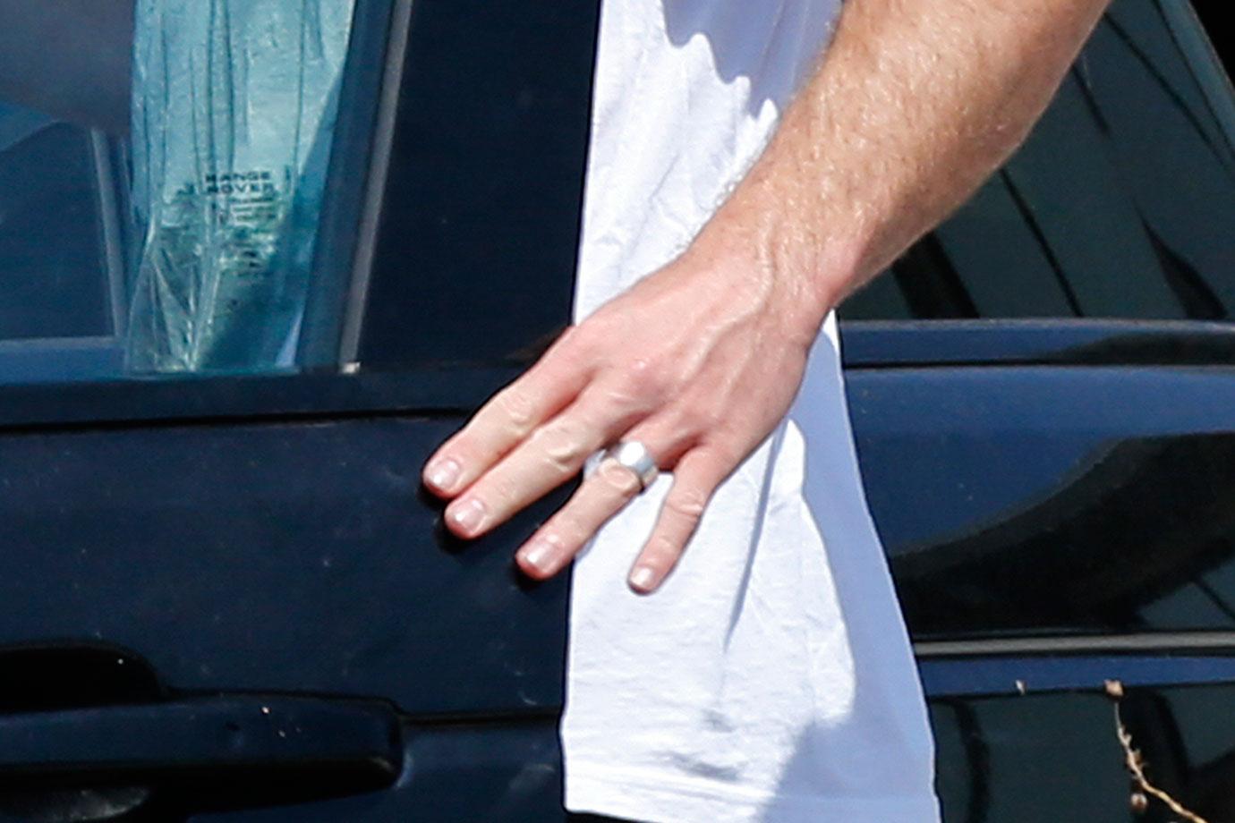 Liam Hemsworth Ring Miley Cyrus Married Pics 03