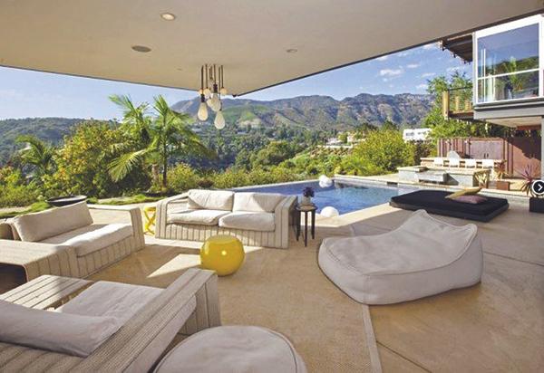 Ashton Kutcher backyard