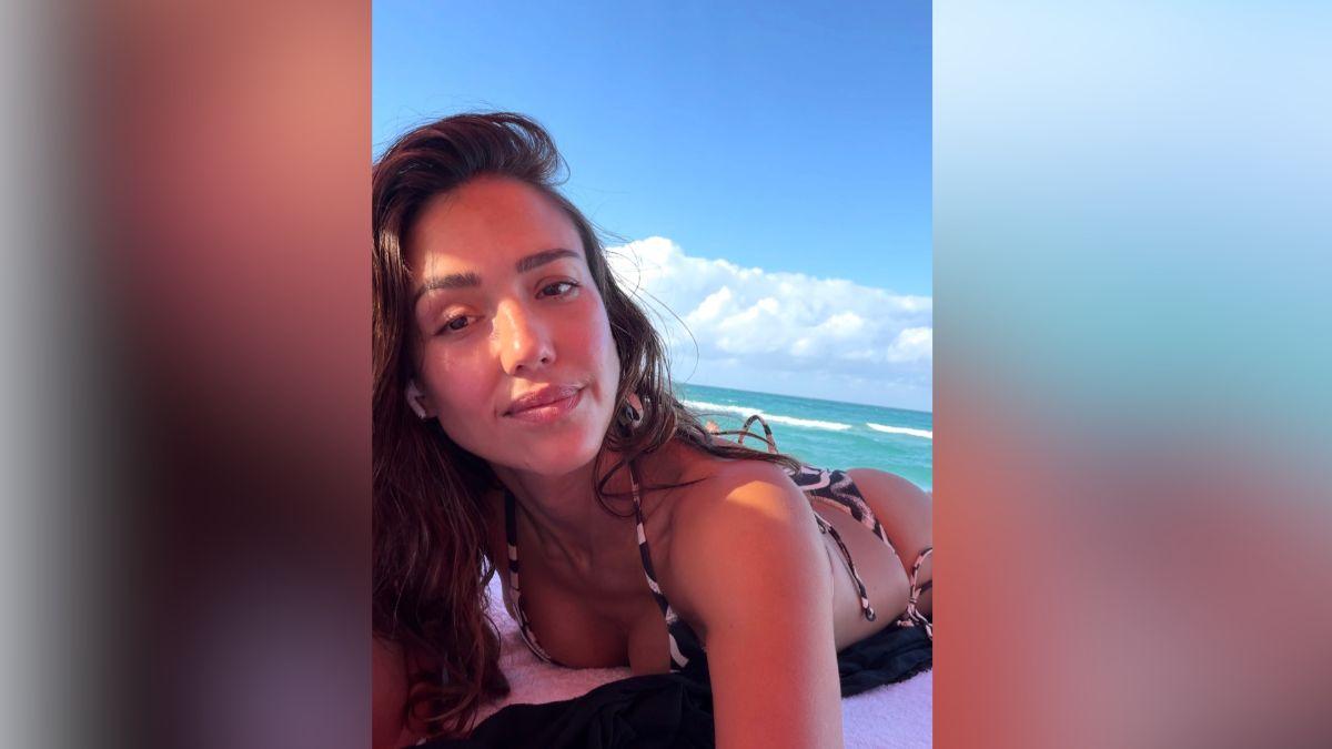 image of Jessica Alba loves itty-bitty bikinis.