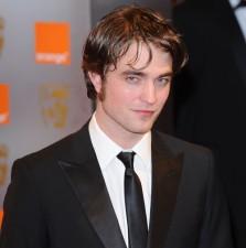 2010__02__robert_pattinson_feb22newsnea 223×225.jpg
