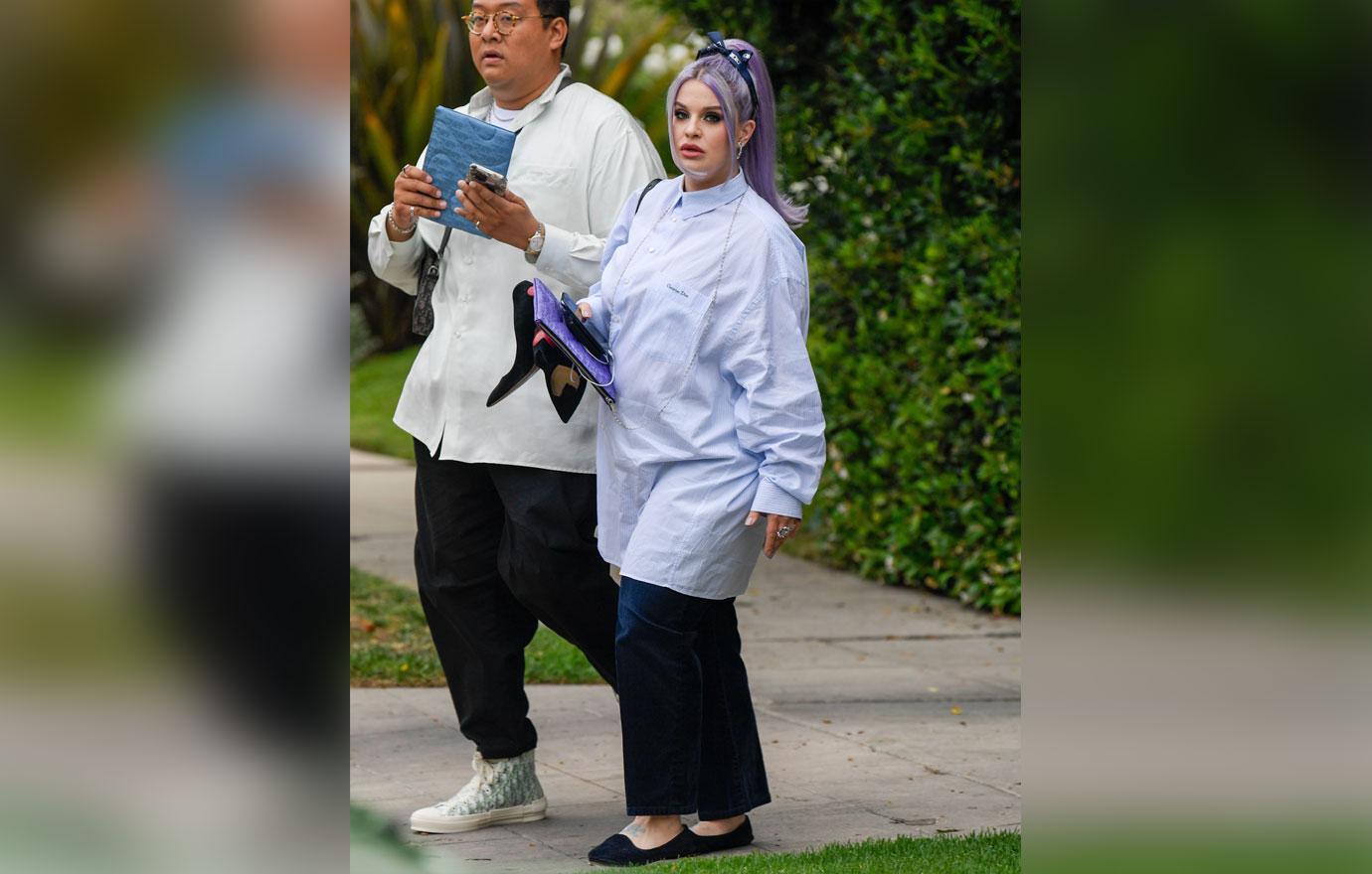 kelly osbourne flaunts bump public appearance