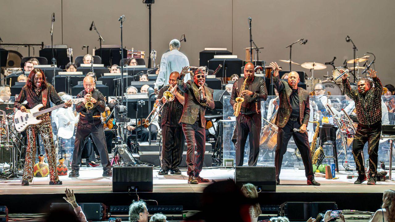 Photo of Earth, Wind & Fire crew members