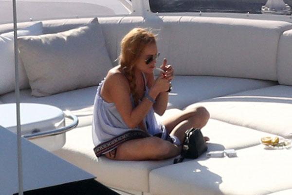 lindsay lohan pregnant baby bump smoking