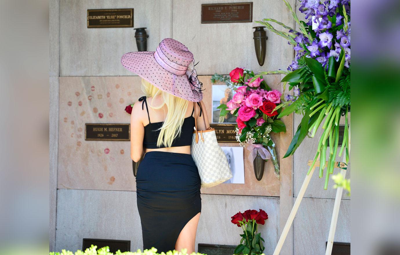 Courtney Stodden visiting Marilyn Monroe memorial