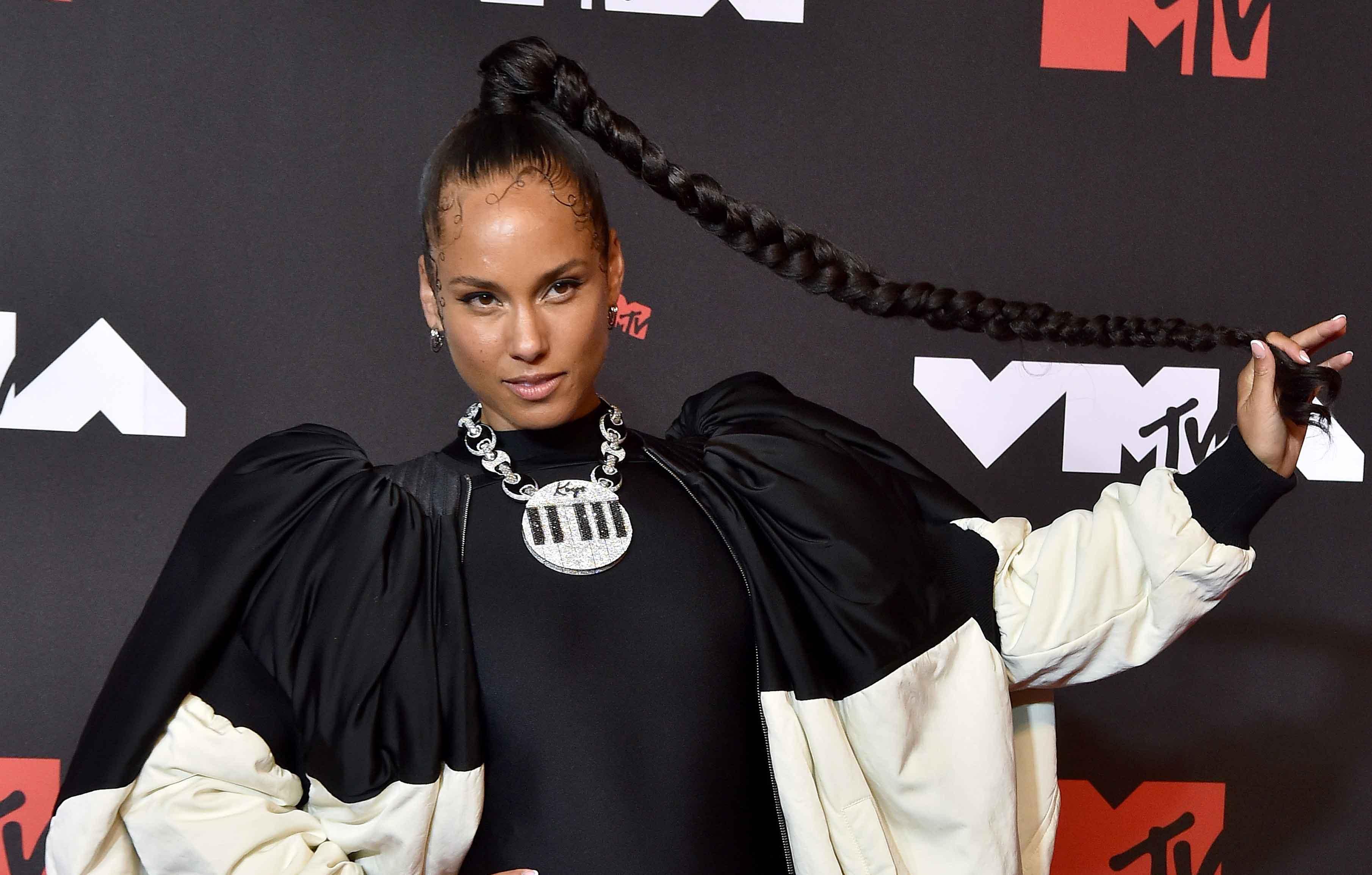 Alicia Keys poses in bra for new breast cancer campaign with Stella  McCartney