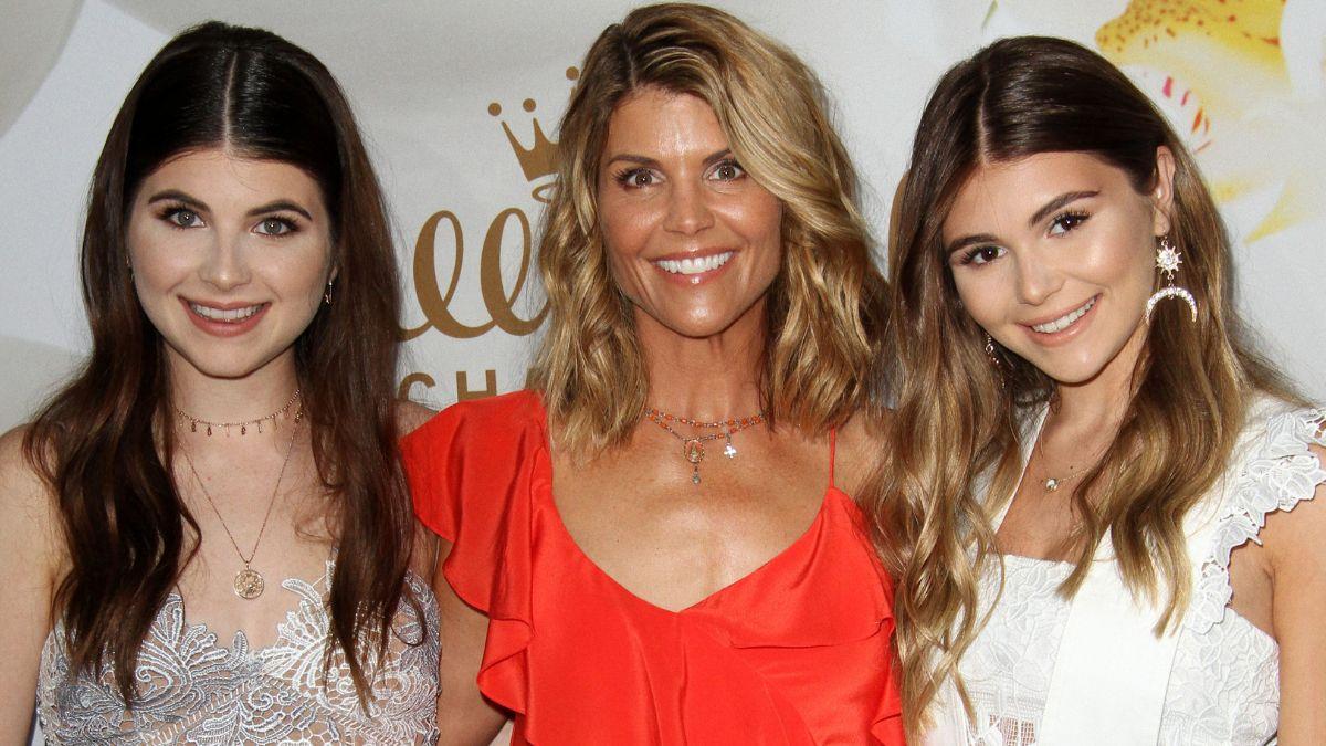 Photo of Isabella Rose Giannulli, Lori Loughlin and Olivia Jade Giannulli