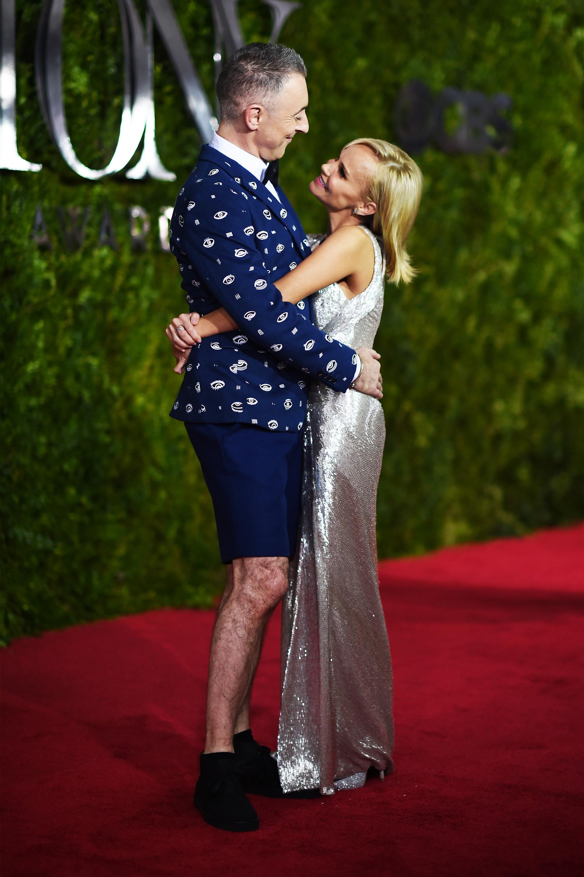 Kristin chenoweth alan cumming kiss hug tony awards 2015 red carpet