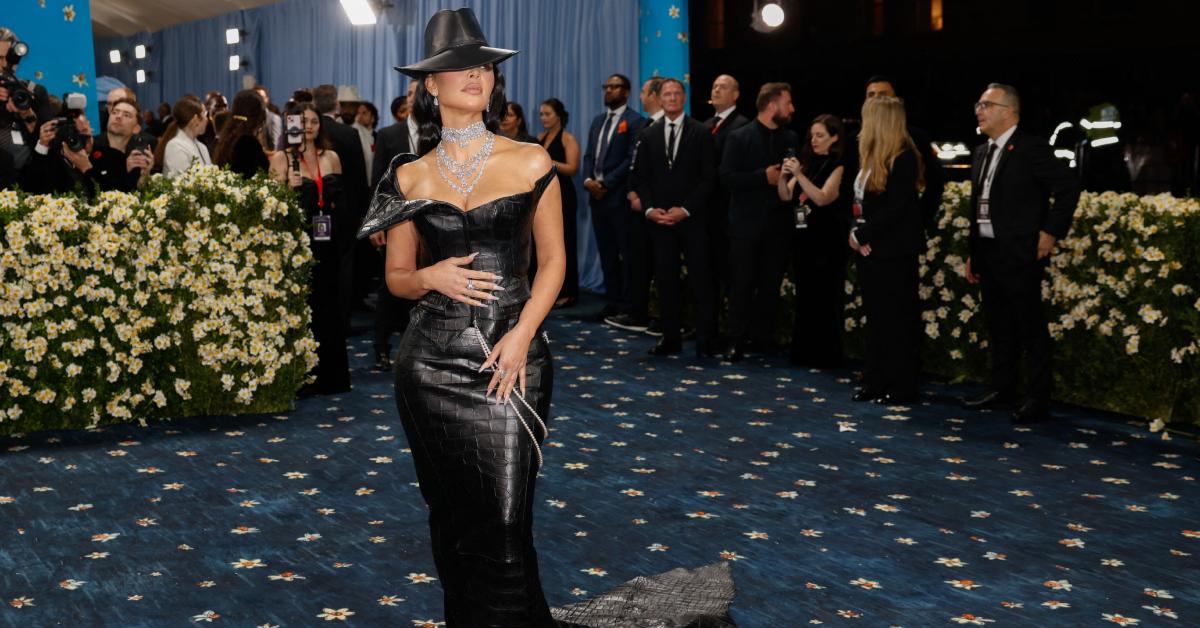 kim kardashian suffers nail falls met gala steps lip reader