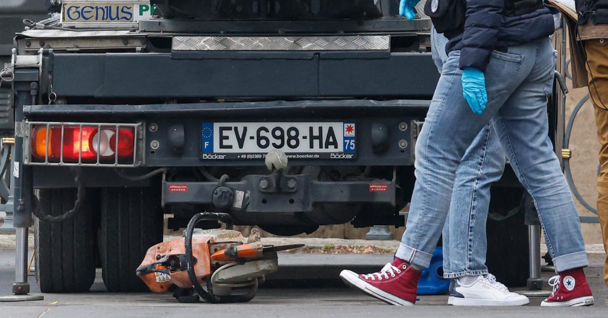 Image of thieves used a small chainsaw to break into glass cases holding priceless French jewels.