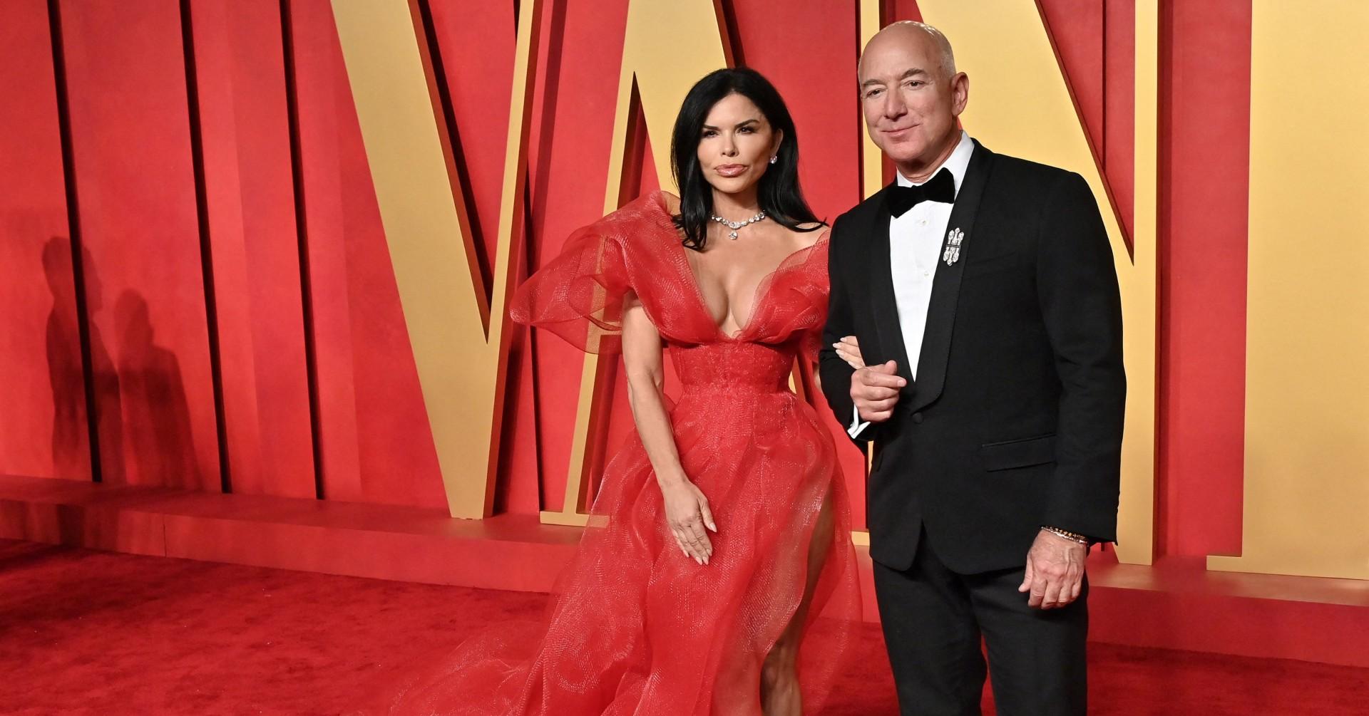 Photo of Lauren Sanchez and Jeff Bezos. 