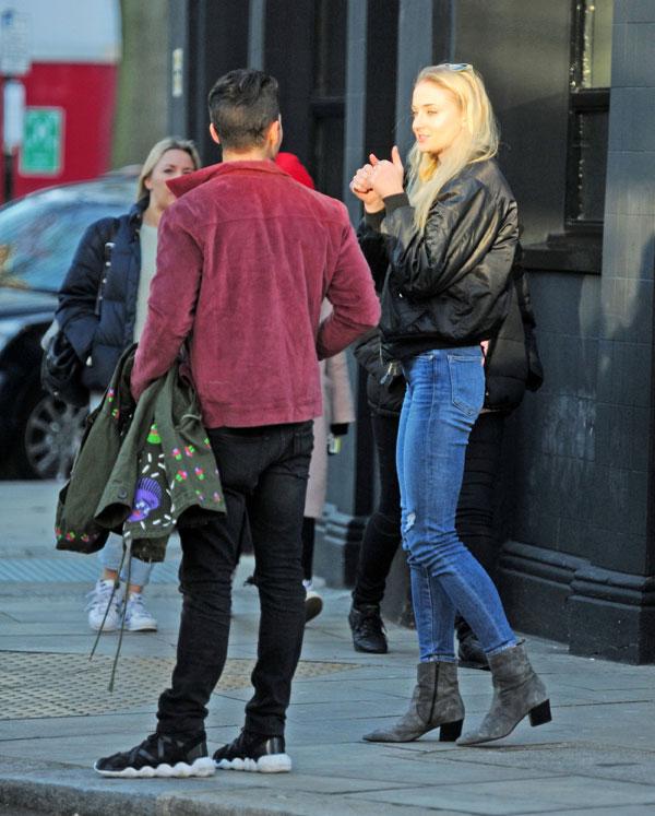 Joe jonas meets girlfriend sophie turner parents 05