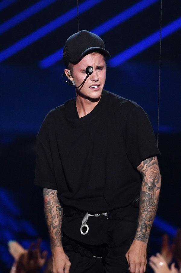 Justin bieber crying performing 2015 mtv vmas 02