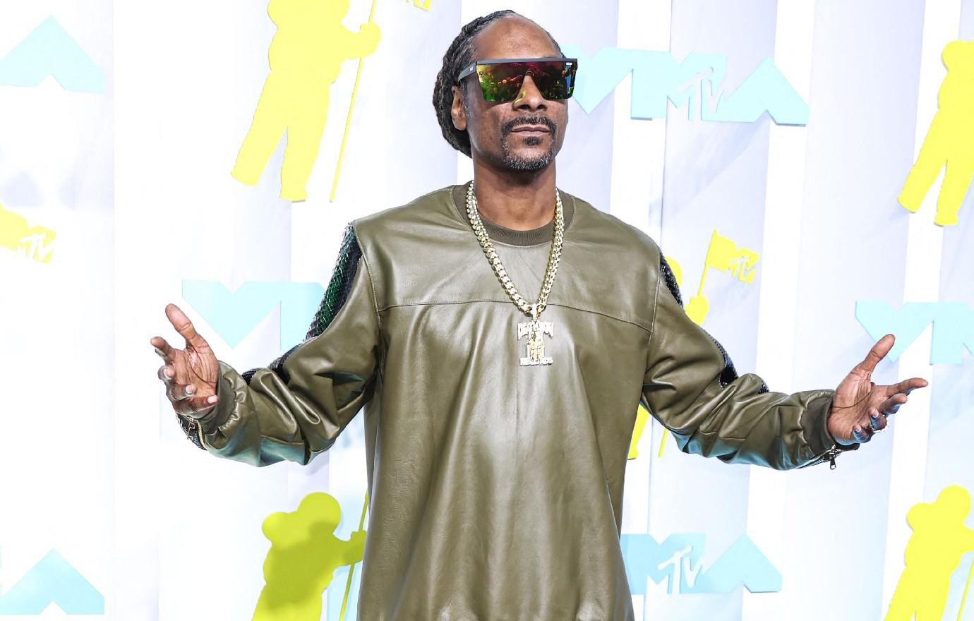 Snoop Dogg Shocks Fans By Announcing He's 'Giving Up Smoking'