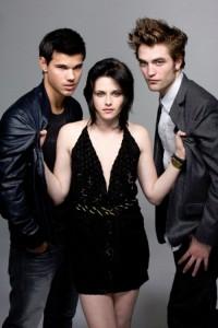 2010__07__Taylor_Lautner_Kristen_Stewart_Robert_Pattinson_July15news 200&#215;300.jpg