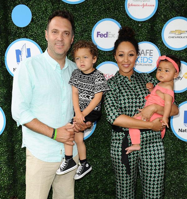 Tamera mowry cheers ariah talea walking first steps video 02