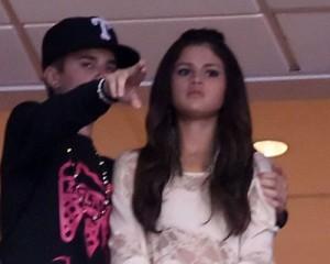 2011__06__Justin_Bieber_Selena_Gomez_June10 300×240.jpg