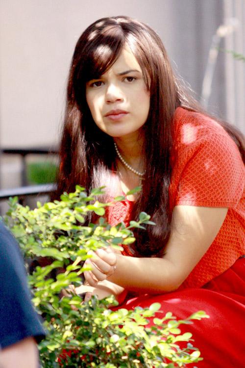 2009__08__ugly_betty_film_set_07_wenn.jpg