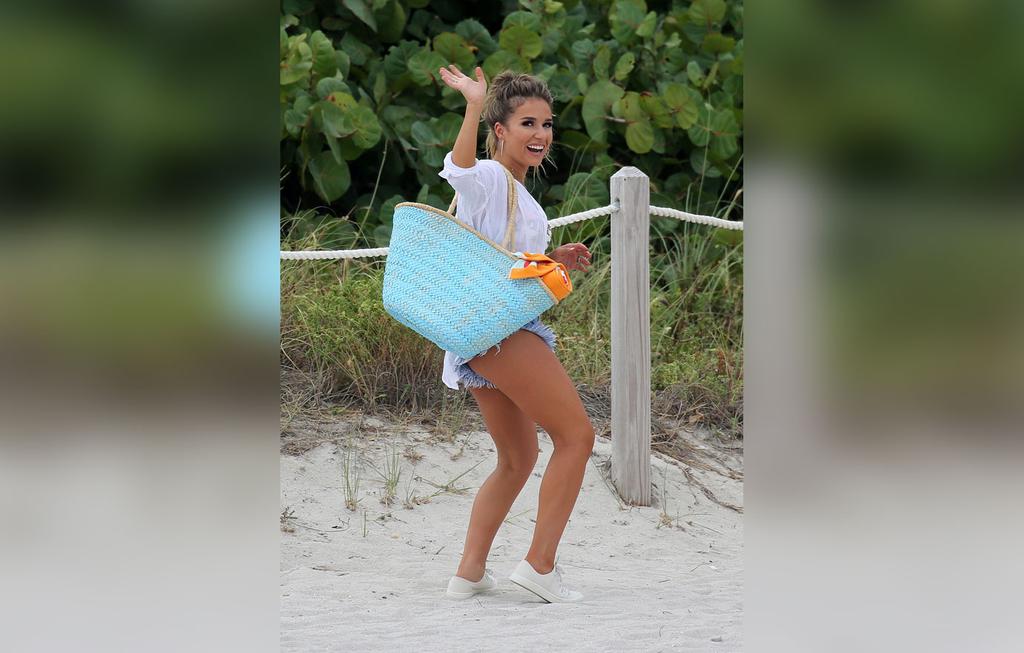 Pics Jessie James Decker Poses On The Beach In Bikini