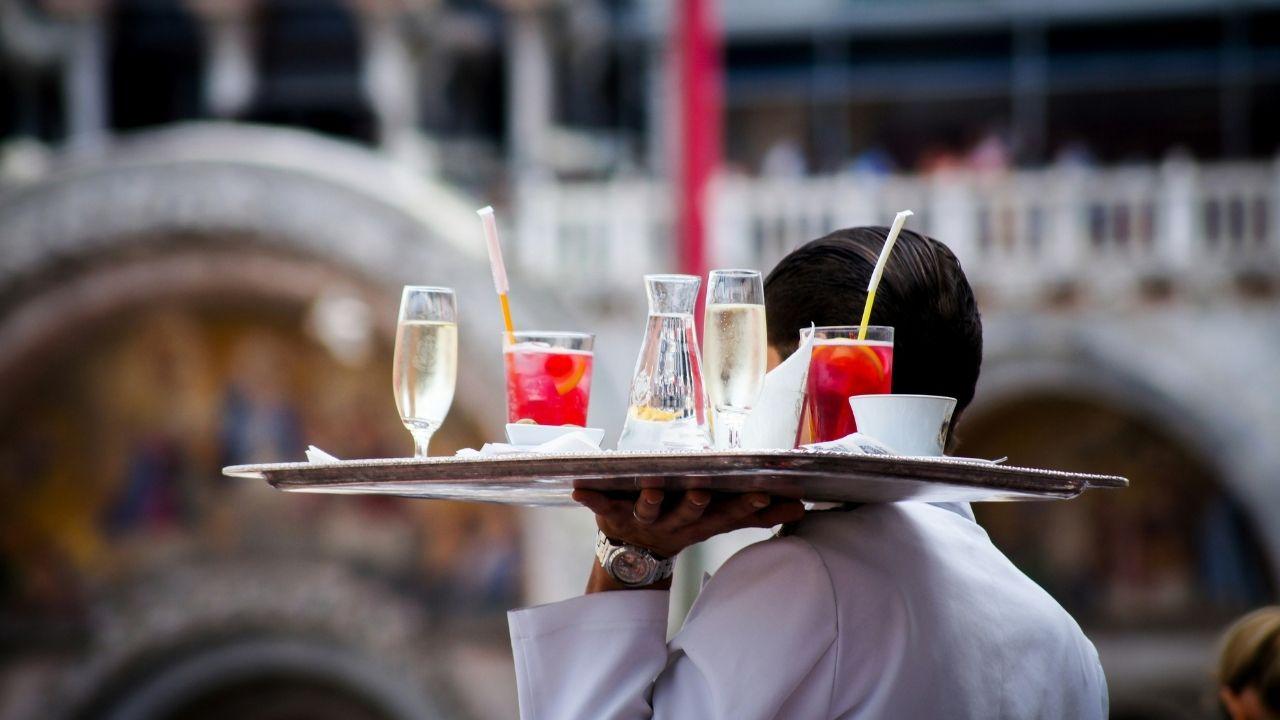 Image of while some netizens said the tip wasn't enough, others argued that the server's response wasn't valid, as tipping isn't even mandatory.