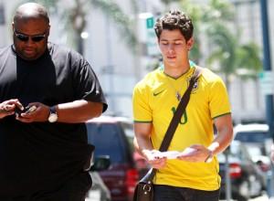 2010__05__Nick_Jonas_May25_main 300×220.jpg