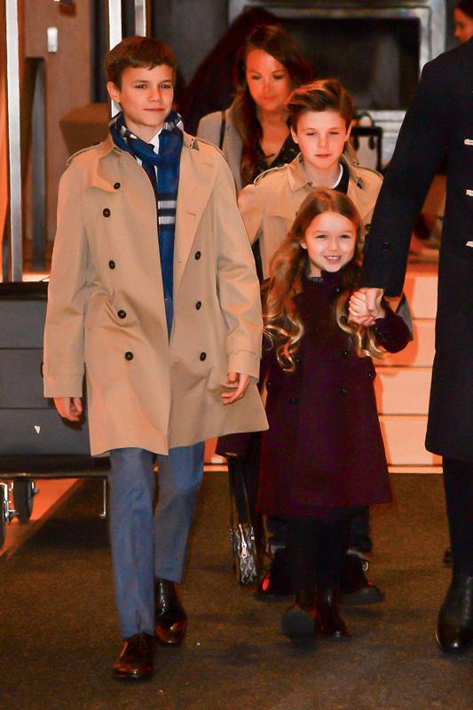 David Beckham takes his kids to Victoria&#8217;s fashion show