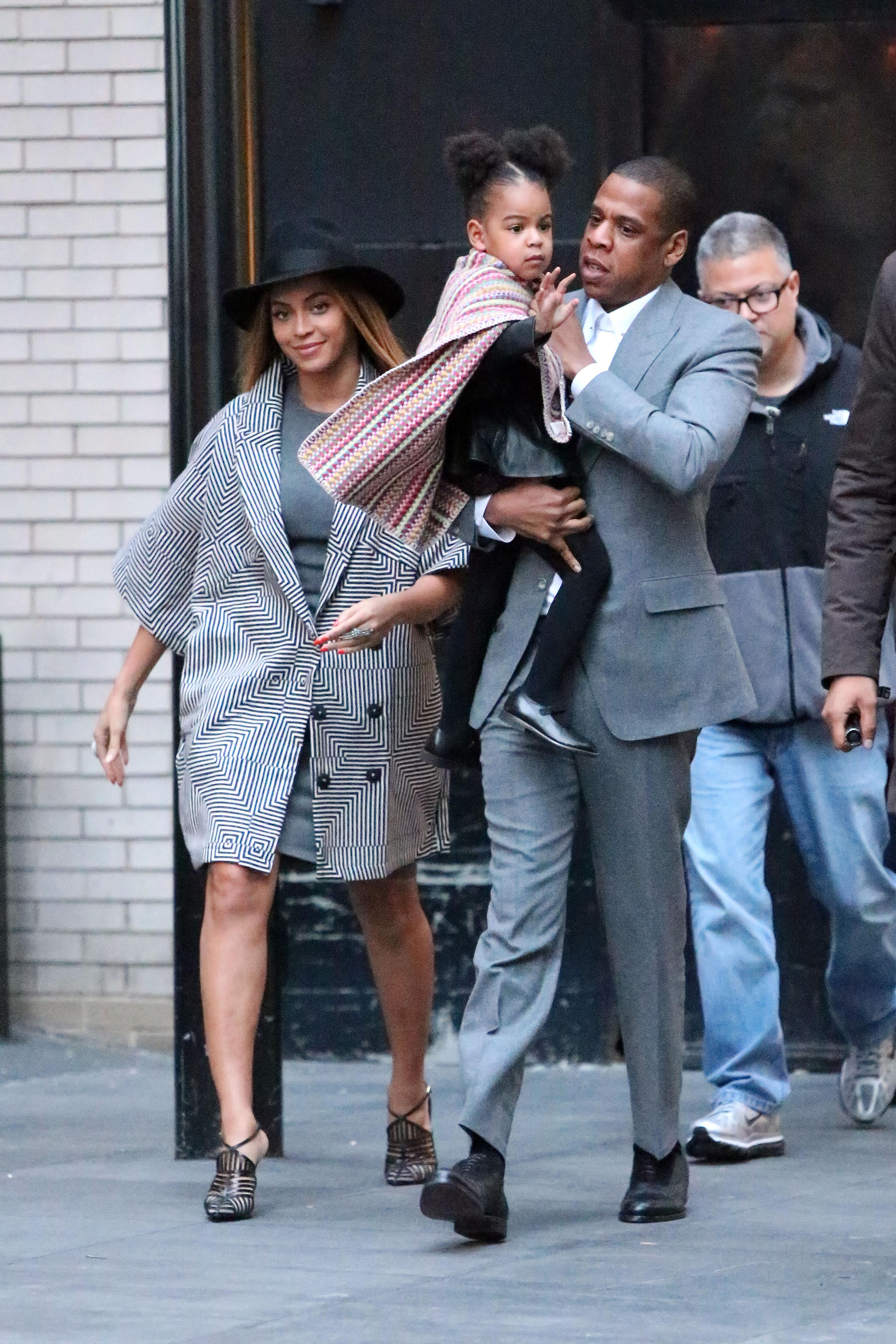 INF &#8211; Beyonce, Jay Z and Blue Ivy leaving the &#8216;Annie&#8217; premiere