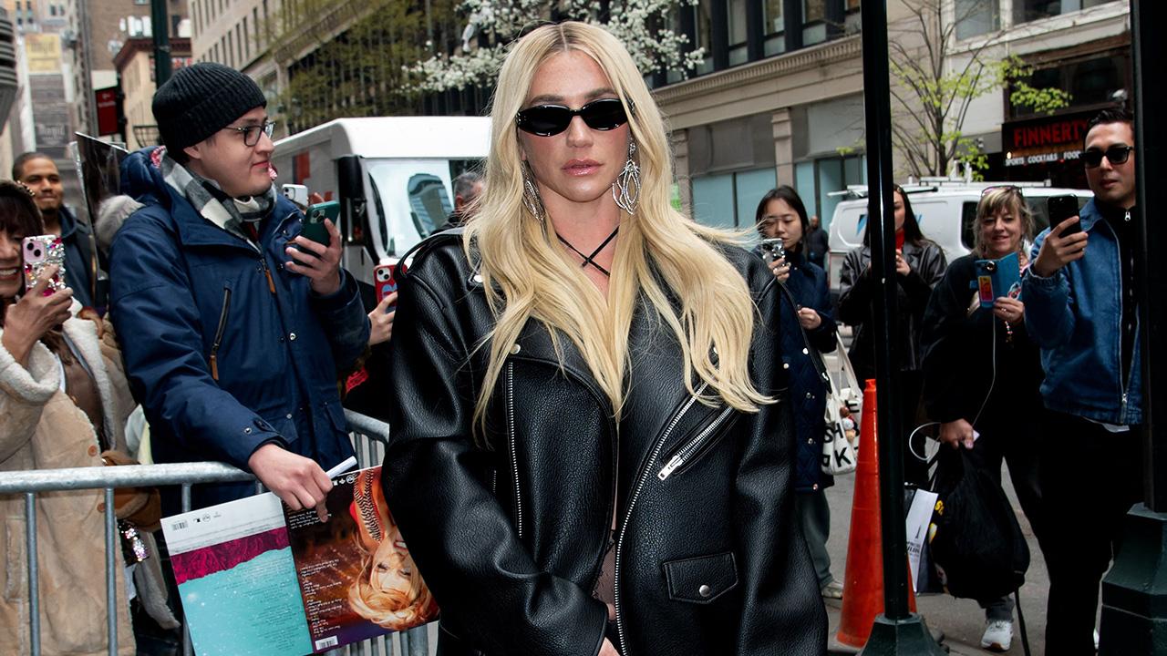 Image of Kesha's fans showed their love for her in the comments section, saying she was 'serving face.'