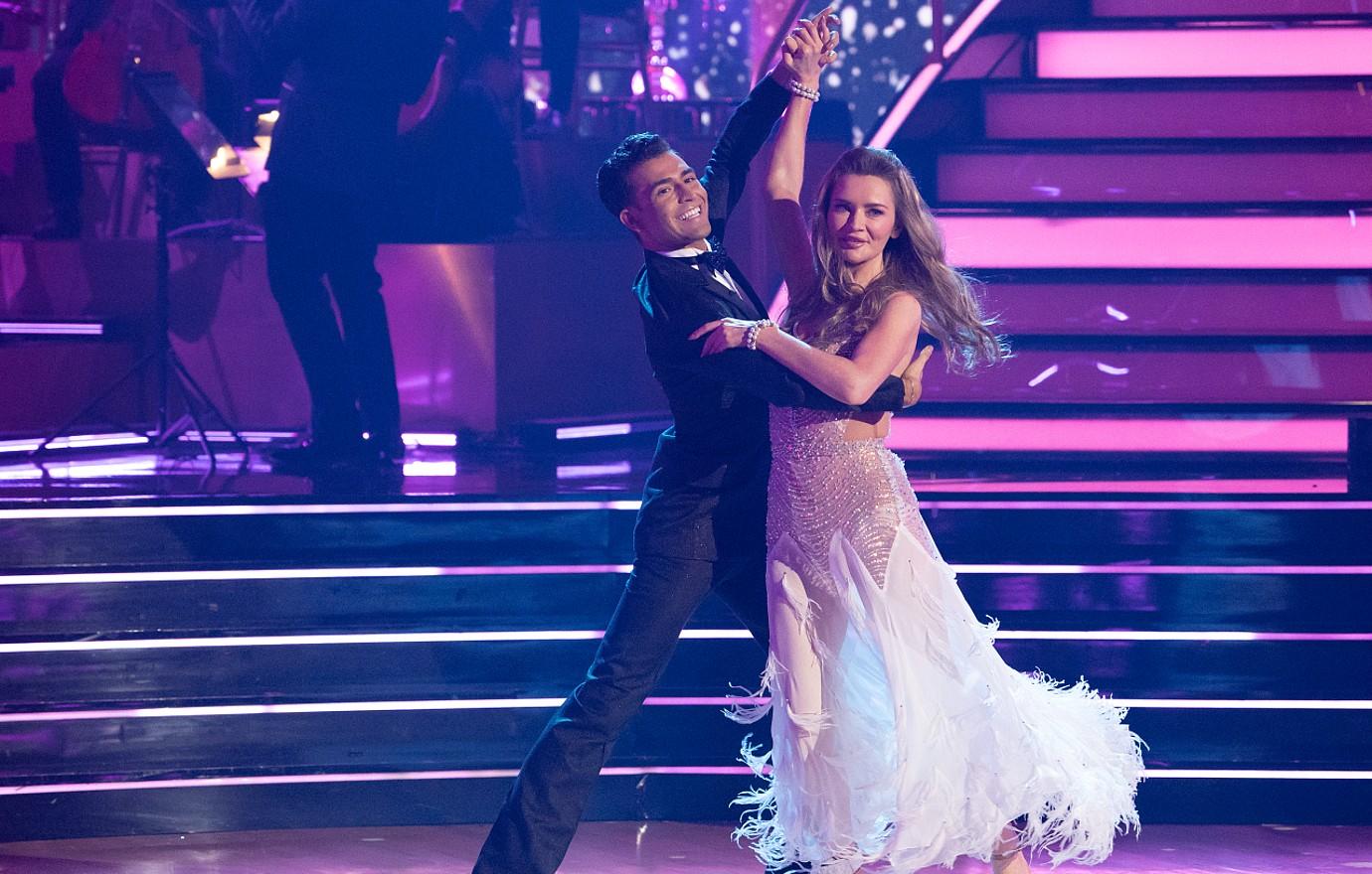 anna delvey cried bathroom after dealing with backlash cast dwts dance partner ezra sosa reveals