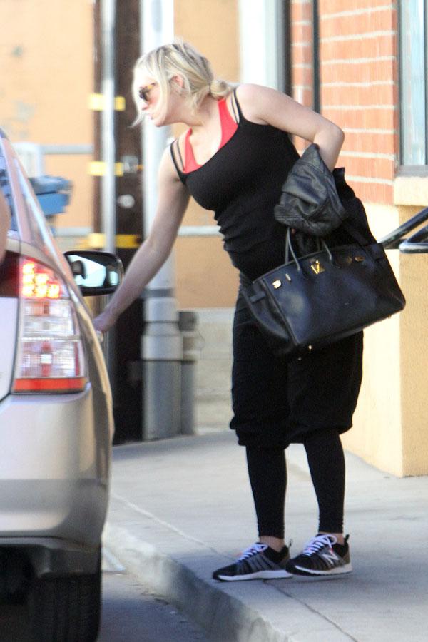 Ashlee simpson baby bump 04