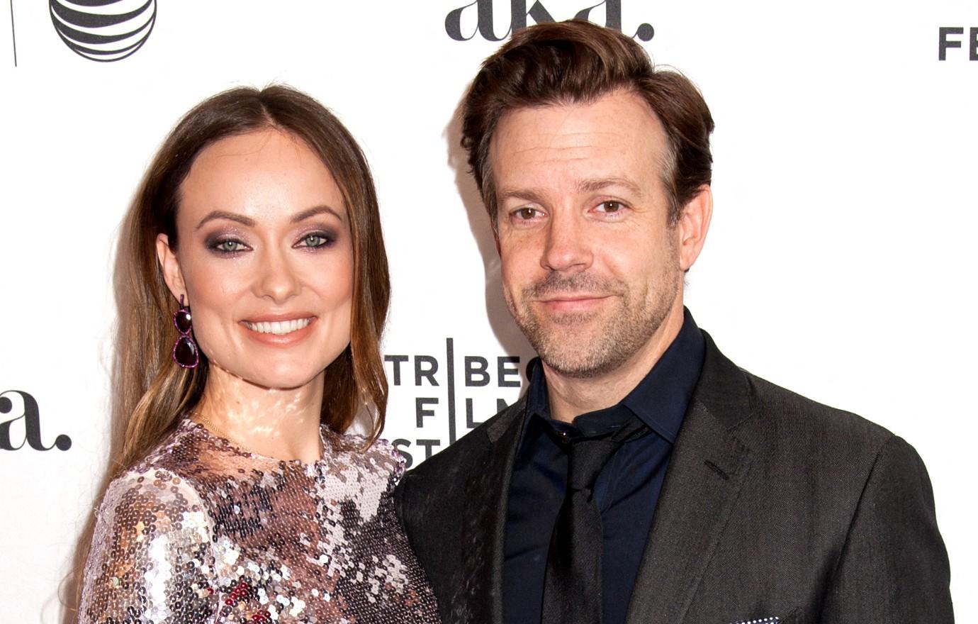 Jason Sudeikis Slammed For Wearing Sneakers To Golden Globes