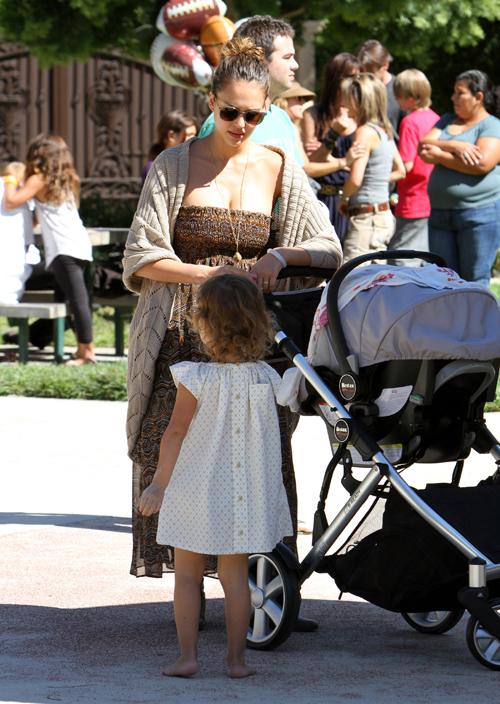 2011__10__jessica alba baby 10092011H_ _1.jpg