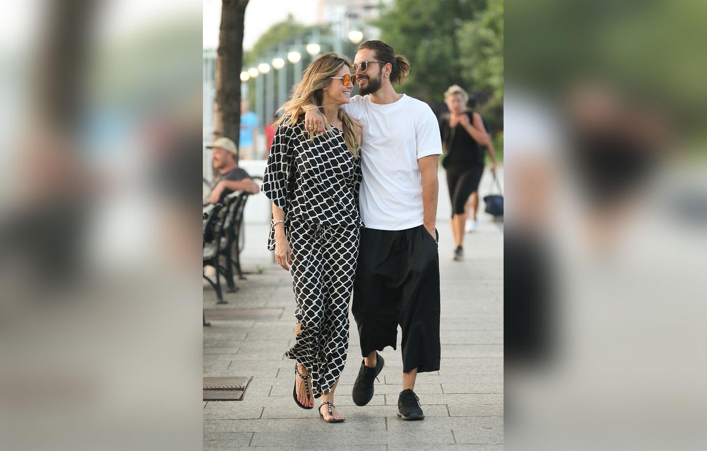 Heidi Klum and boyfriend Tom Kaulitz taking a romantic stroll with hugs and kisses in the sunset on New York