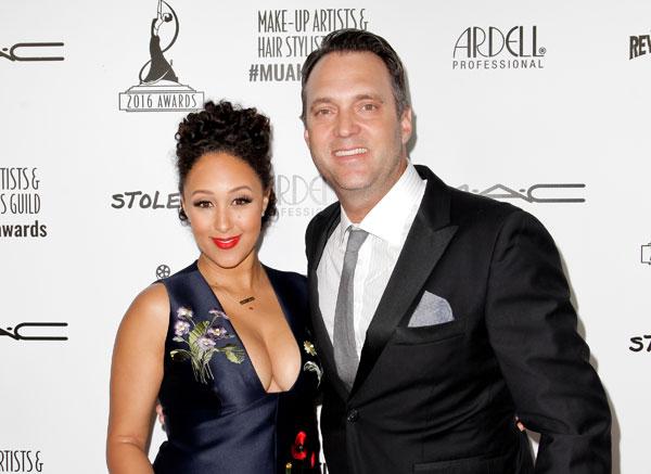 Tamera mowry adam housley kiss cuddle photos01