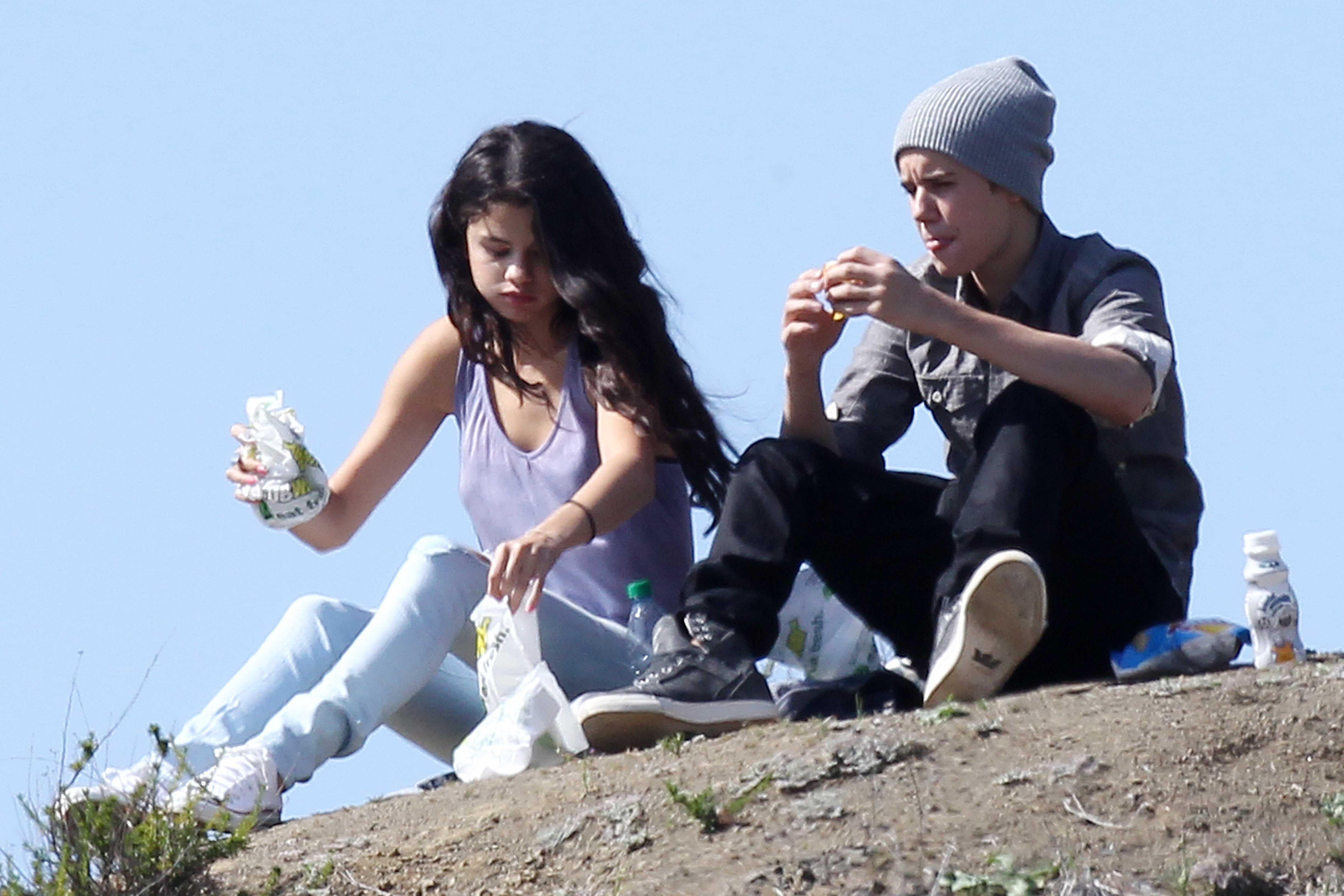 Justin Bieber and Selena Gomez enjoy a romantic picnic in Griffith Park