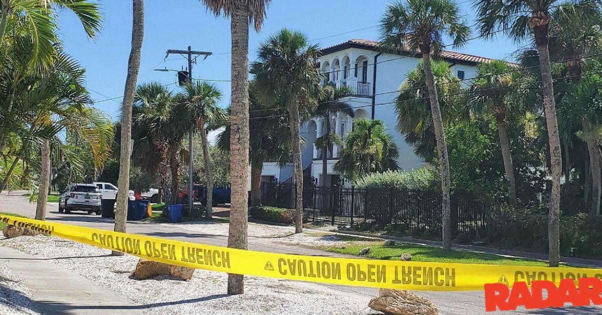 hulk hogans mansion blocked yellow caution tape photos wwe stars death