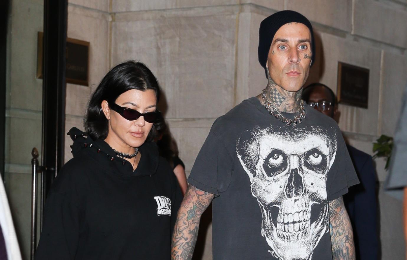 travis barker awkward feet pic kourtney kardashian christmas