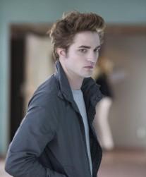 2010__05__Robert_Pattinson_Edward_Cullen_May28news 207×300.jpg