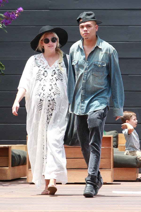 Pregnant Ashlee Simpson Holds Hands With Evan Ross