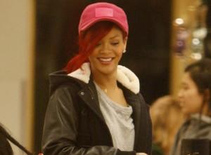 2010__12__rihanna_dec22_32a 300&#215;221.jpg