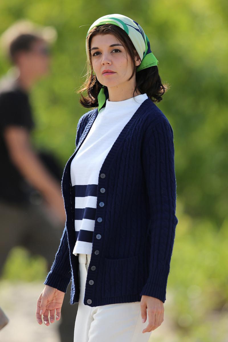 EXCLUSIVE: ** PREMIUM RATES APPLY ** STRICTLY NO WEB UNTIL 10.30PM PST JUNE 17TH ** NO NY PAPERS** Katie Holmes wearing a green headscarf during filming The Kennedys After Camelot filming in Toronto