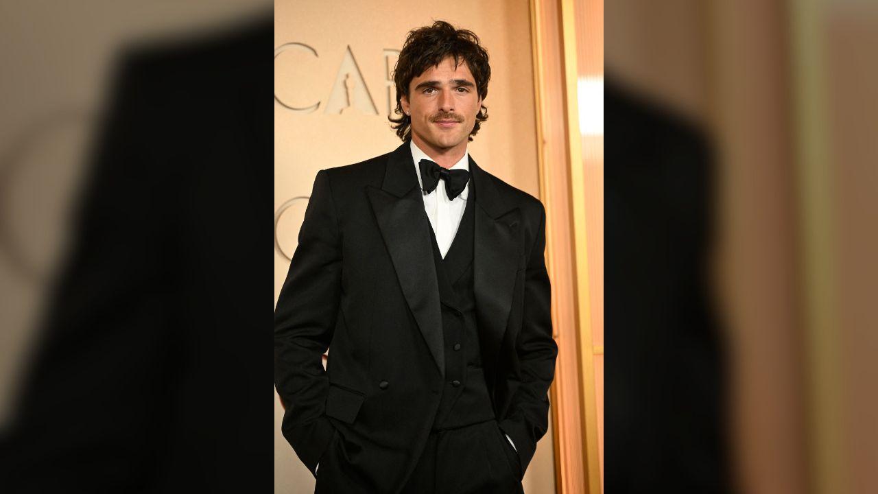 Photo of Jacob Elordi told the photographers to leave them alone.