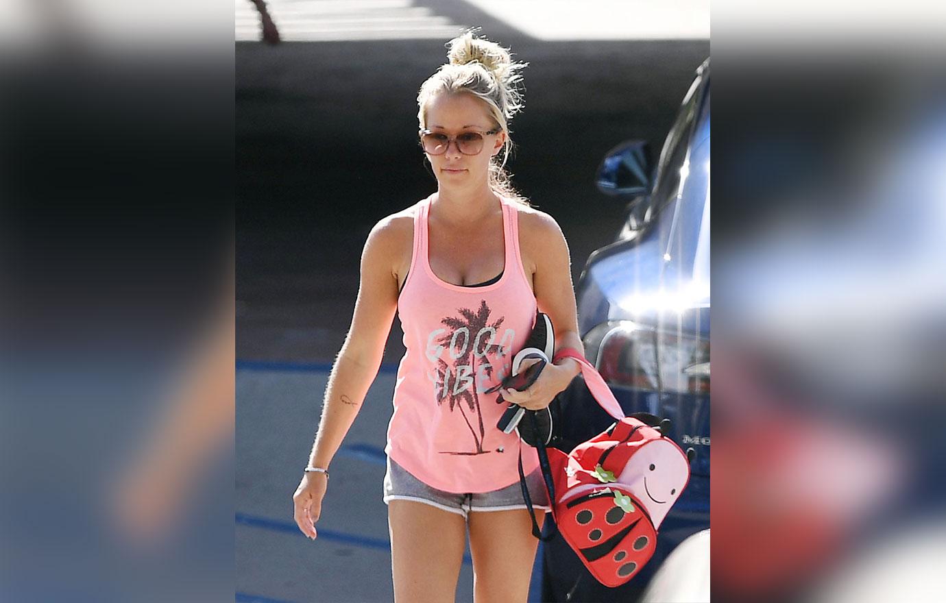 kendra wilkinson hank basket blames her cheating scandal twitter rant 06