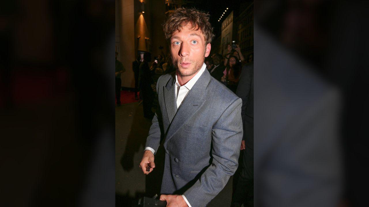 Photo of Jeremy Allen White has qualms about social media.